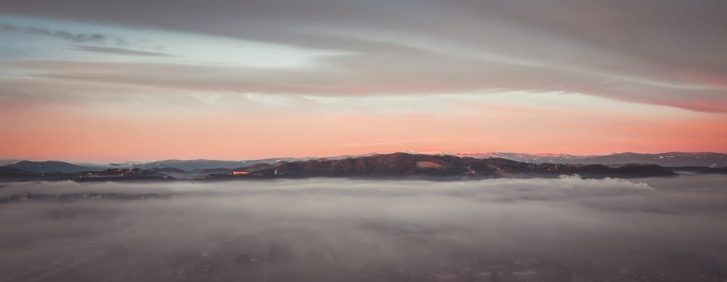 Schloss Seggau und Frauenberg im Morgenlicht.
